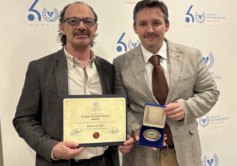 El CNOO distingue a ANEOP con una medalla